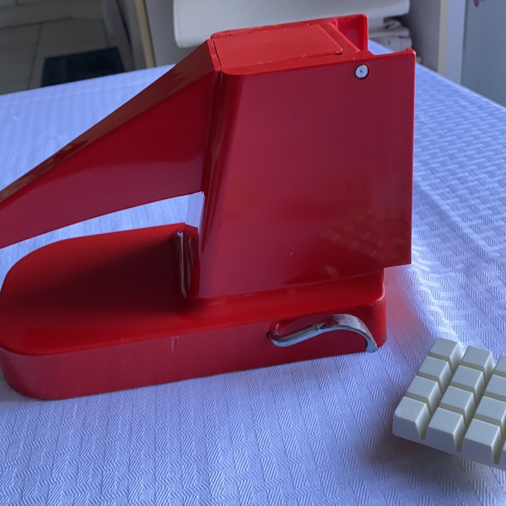 COPY - A manual vegetable chopper